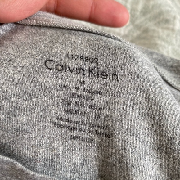 Simple Calvin Klein Tee Shirt - Picture 2 of 3
